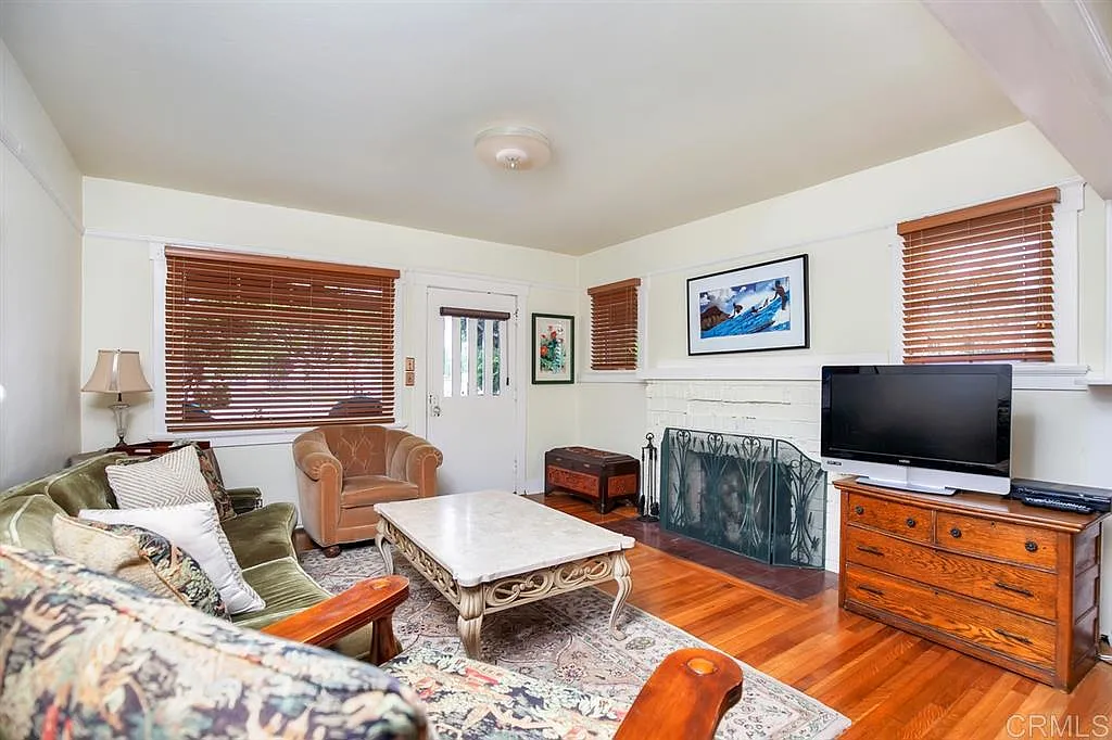 2 bed, 1.0 bath, 884 sqft, $3,700 — Photo 4