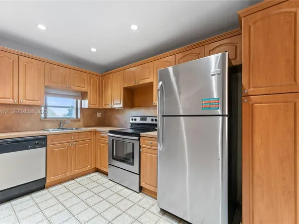 8901 S Hollybrook Blvd APT 303, Pembroke Pines, FL 33025