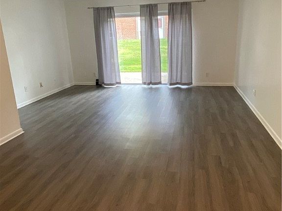 4th image of 324 College Park Dr
