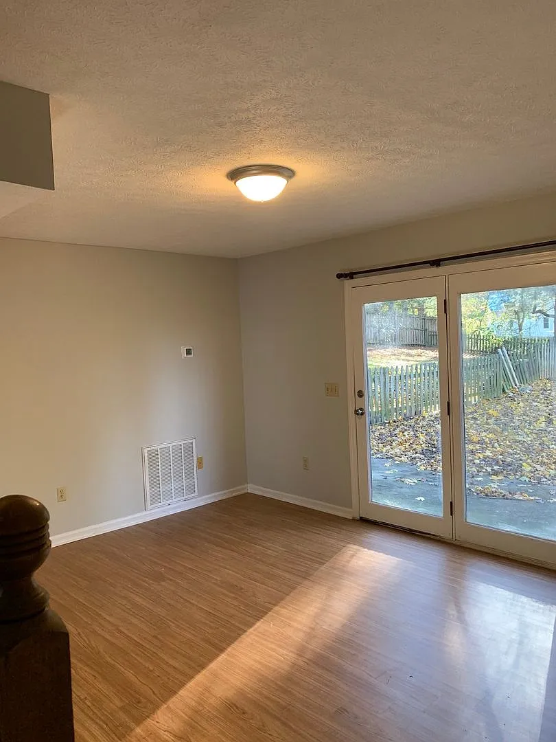 3 Bedroom 2.5 Bath Townhouse — Photo 2