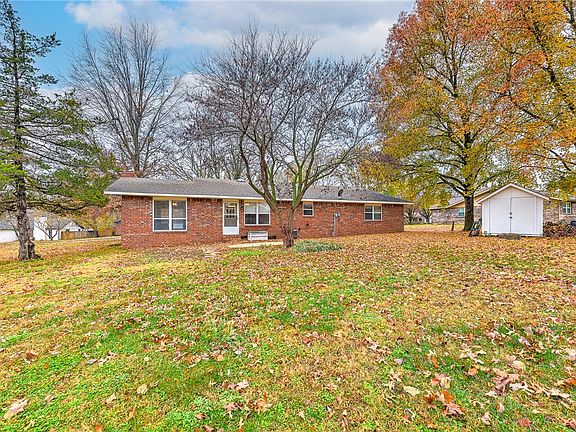 5th image of 701 N Kingswood Dr