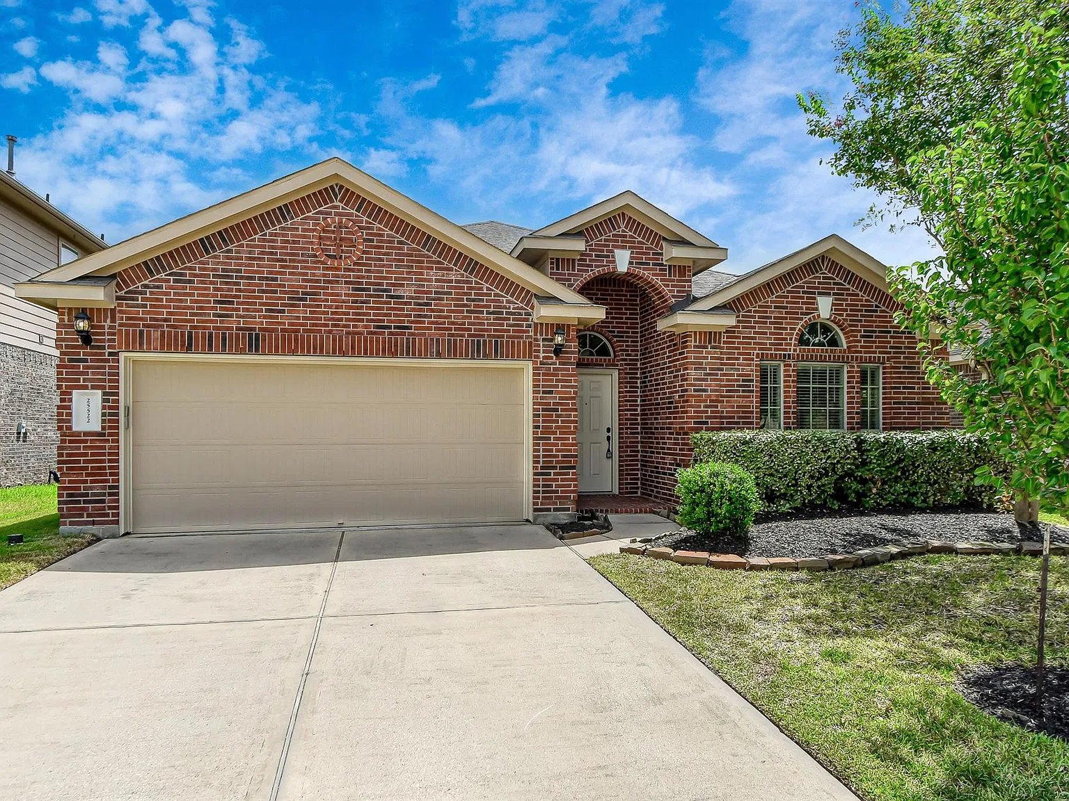3 bed, 2.0 bath, 1901 sqft, $2,000 — Photo 2