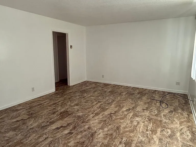 101-103 N Redwood Ln — Photo 2