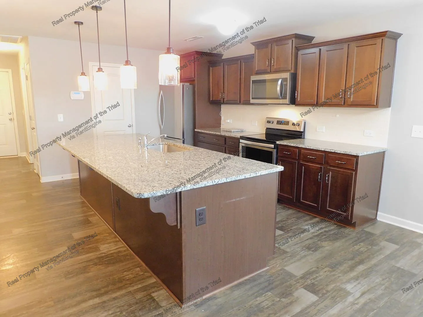 3 bed, 2.0 bath, 1574 sqft, $1,825 — Photo 2