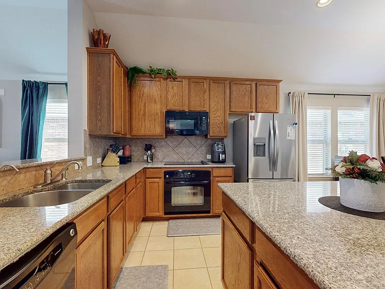 9412 Caliente Dr — Photo 10