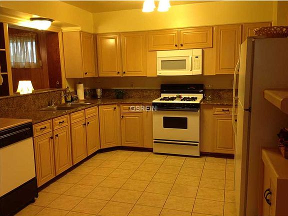 3rd image of 816 Manson Ave