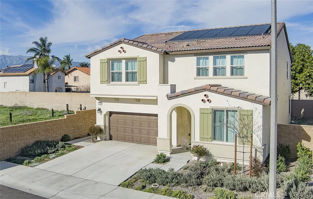 5 bed, 3.5 bath, 2639 sqft, $4,295 — Photo 2