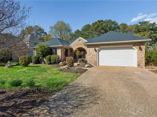 221 Woodburn Dr, Hampton, VA 23664