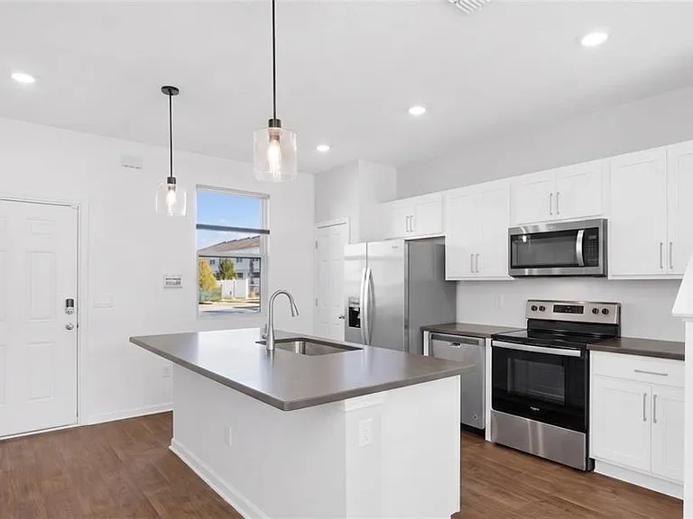 57 Elmhurst Ln — Photo 2