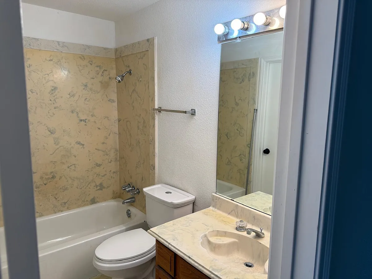 Building Photo - 8243 Creekbend Dr #8243