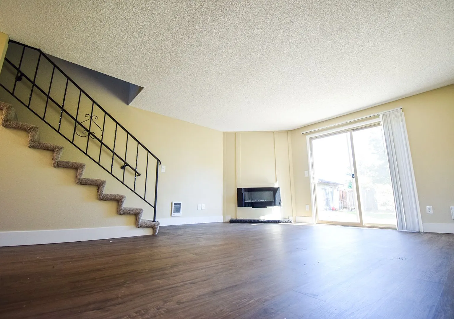 Spacious 2 bedroom 1.5 bath Town house Apartment! — Photo 4