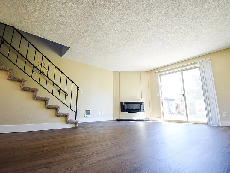 Spacious 2 bedroom 1.5 bath Town house Apartment! — Photo 4