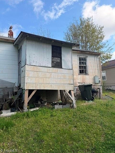 2nd image of 107 Pine St