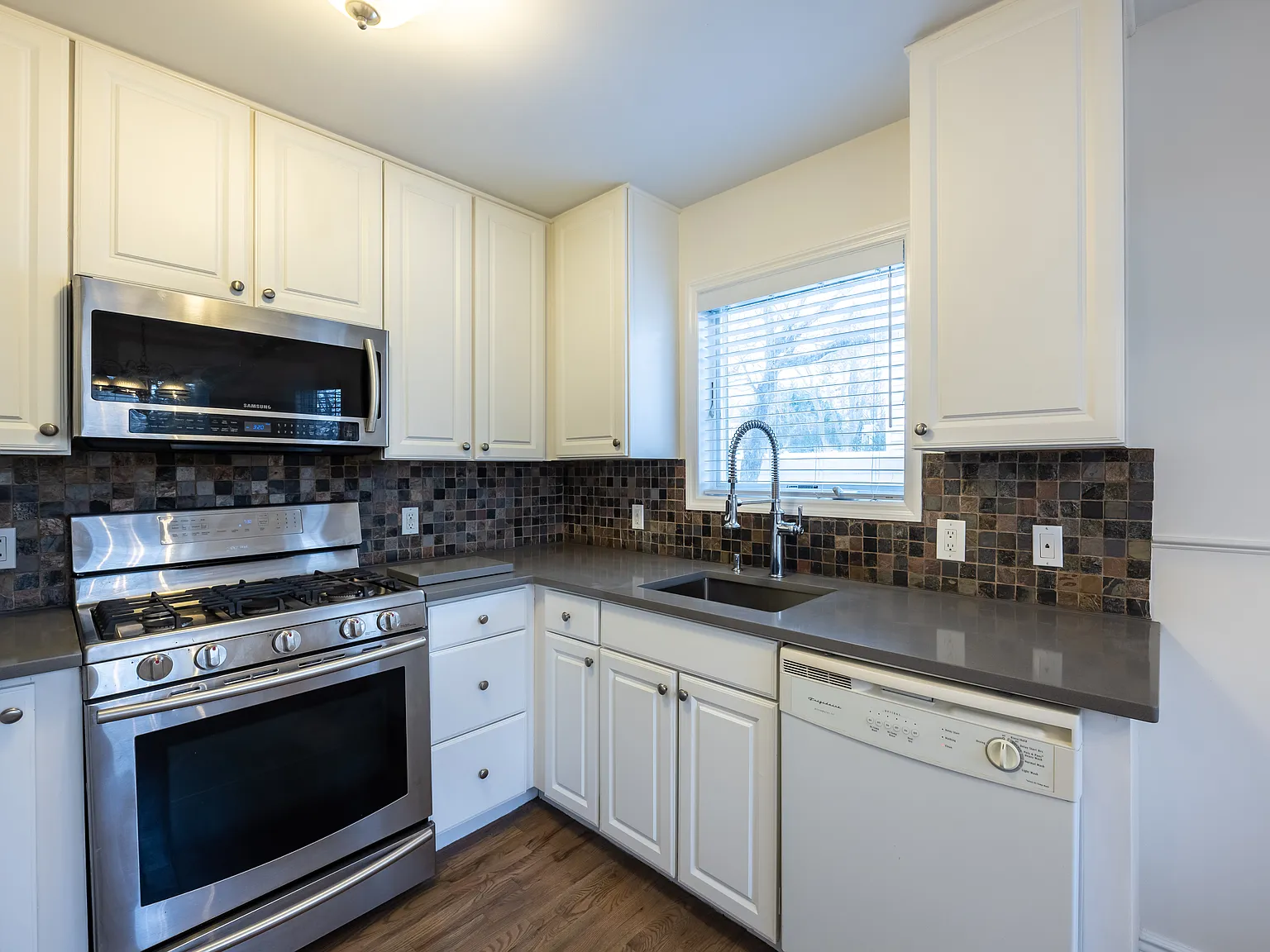 2 bed, 1200 sqft, $4,100 — Photo 4