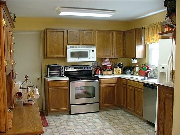 Eat-In Kitchen w/ Good Size Pantry