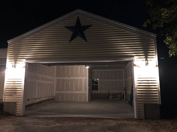 Attached garage 