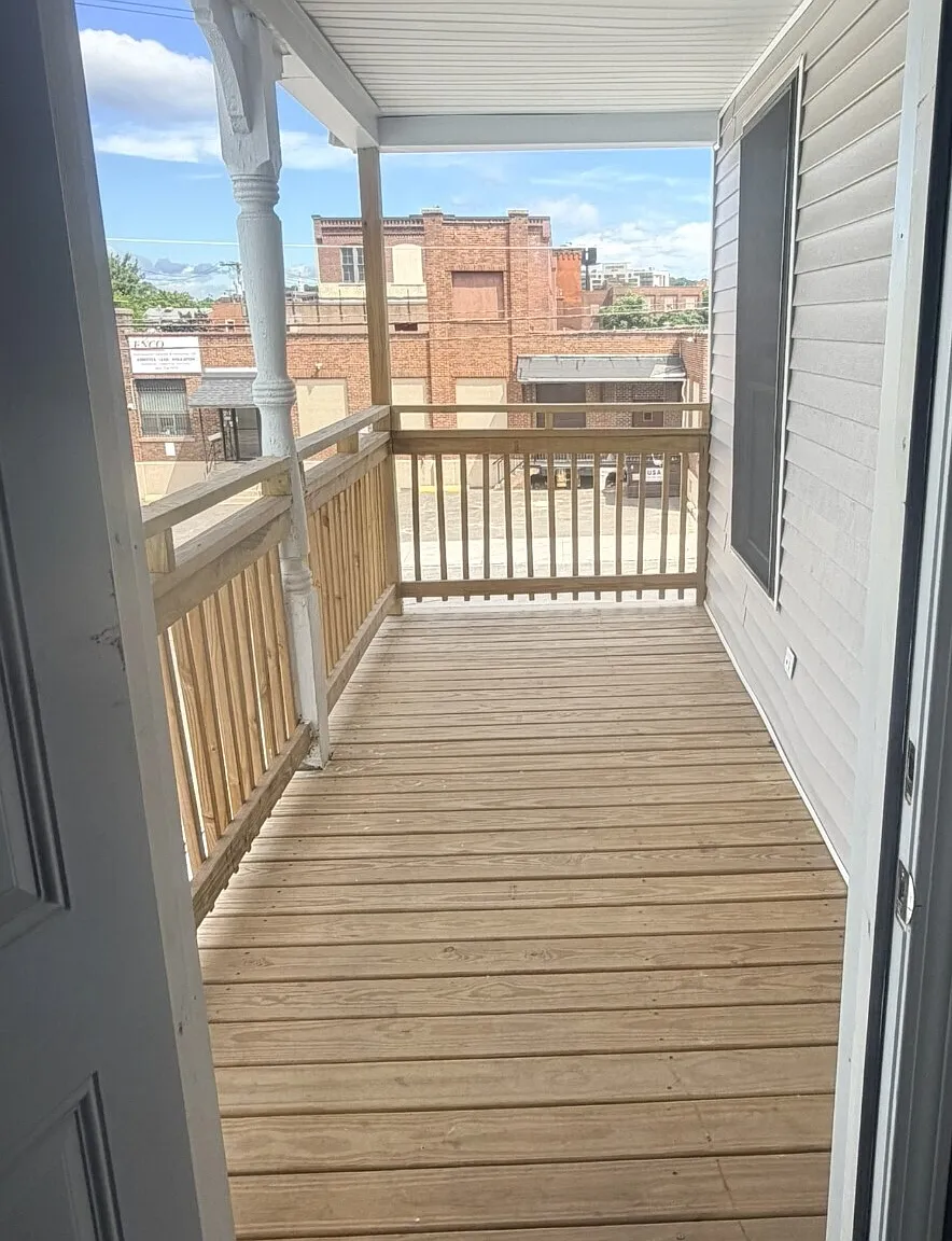 3 bed, 1.0 bath, 1007 sqft, $2,300 — Photo 2
