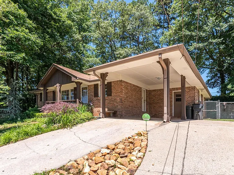 3926 Pineview Dr SE — Photo 3