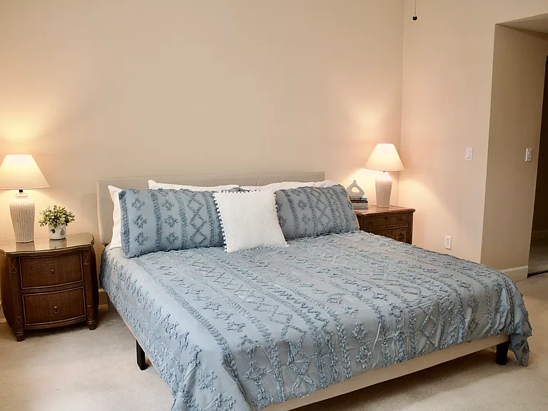 Master Bedroom (king bed)