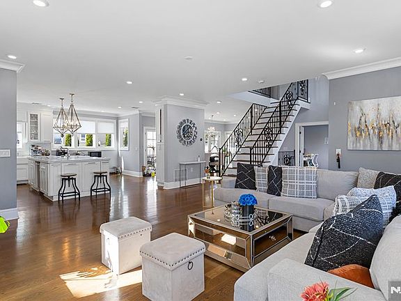 3rd image of 537 Spring Valley Rd