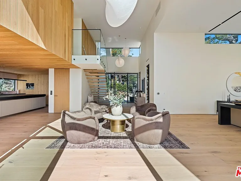 2501 Banyan Dr — Photo 8