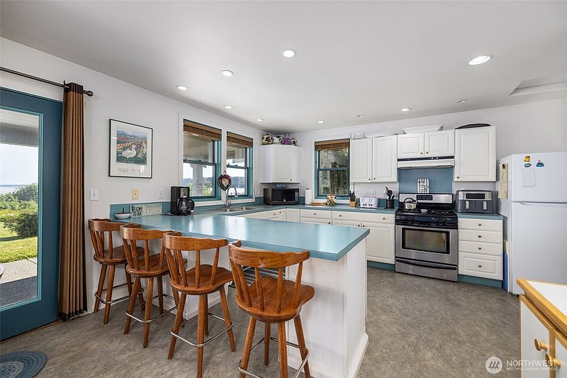 5th image of 754 Livingston Bay Shore Drive