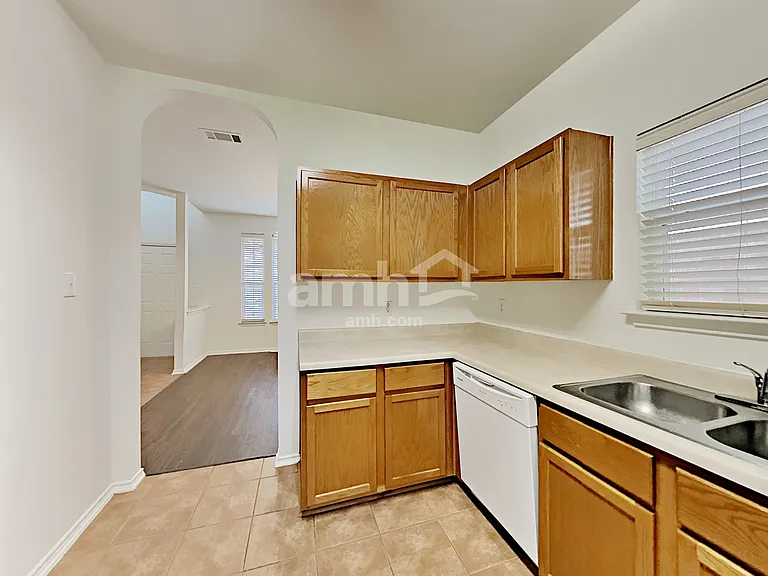 2915 Encino Riv — Photo 3