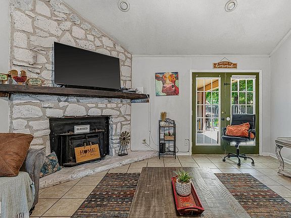 4th image of 1108 Mayfair Ln