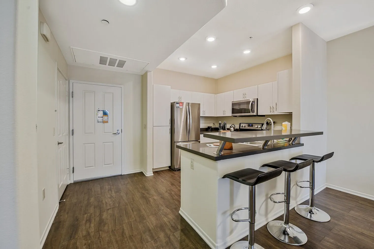 1 bed, 1.0 bath, 861 sqft, $6,532 — Photo 4