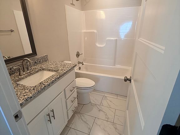 5th image of 416A Oak St