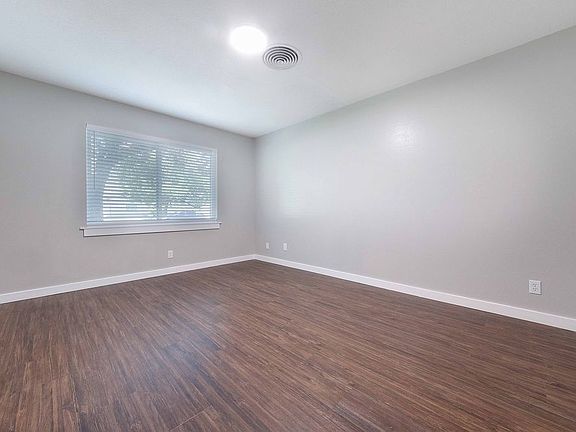 4th image of 11603 Oak Trl