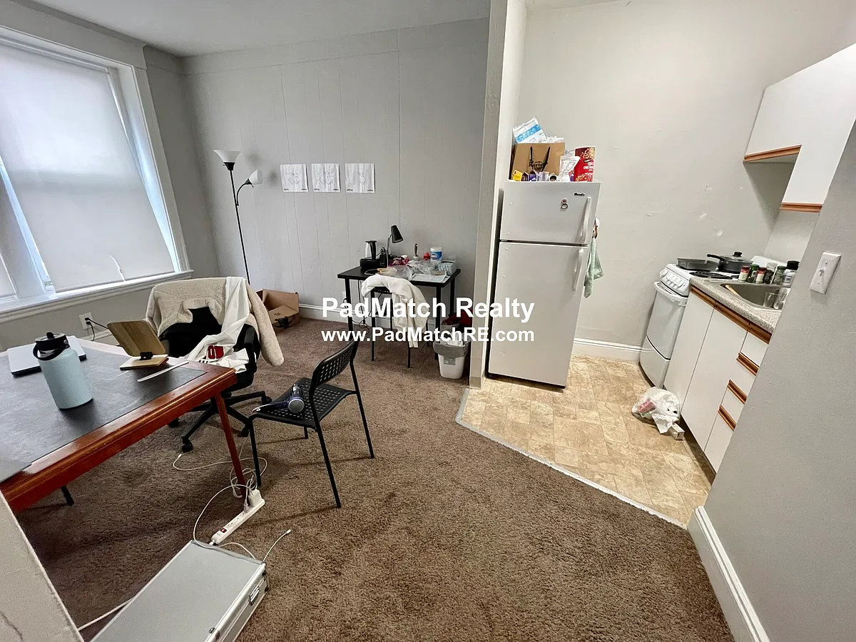 Living room / Kitchen - 1118 Commonwealth Ave #2
