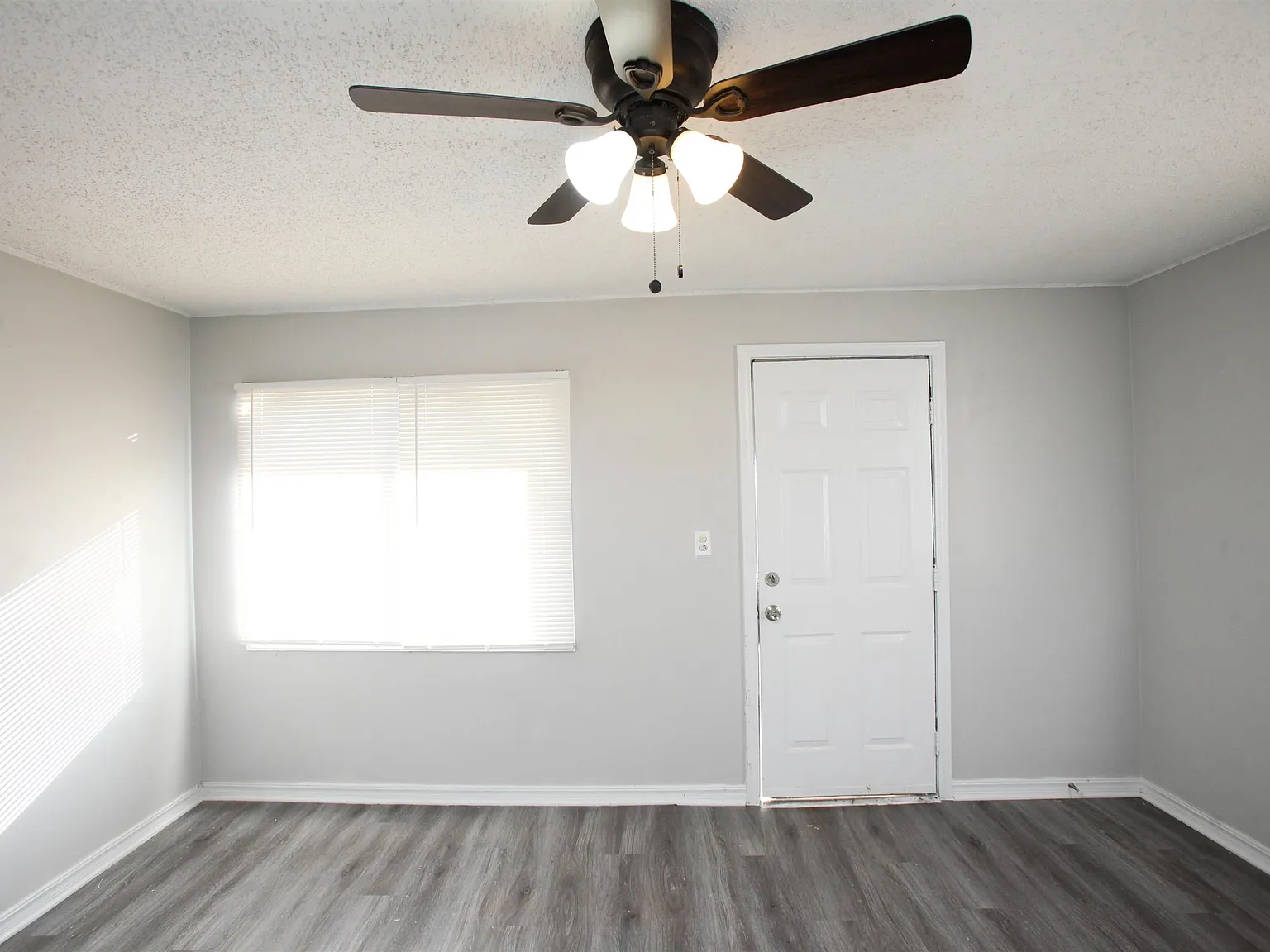 2 bed, 1.0 bath, 672 sqft, $875 — Photo 2