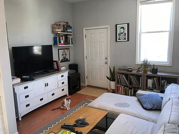 3rd image of 528 N Hartland Ct #2R