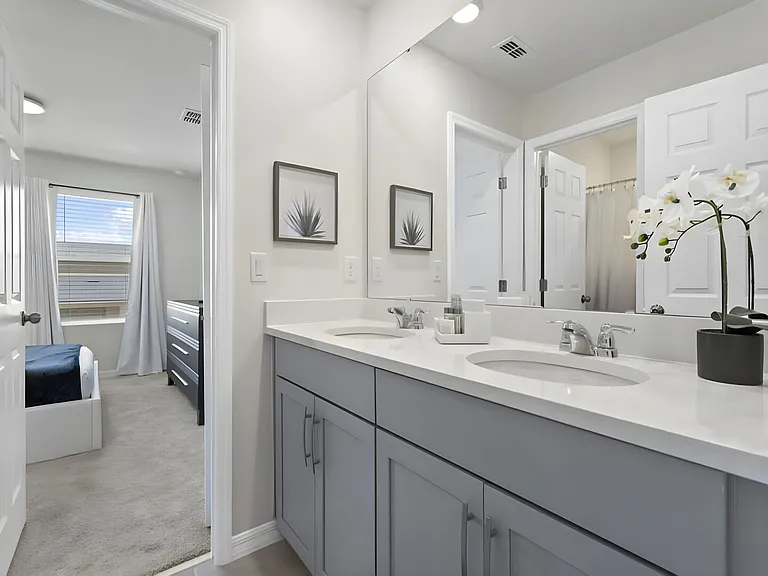 Tropical Palms Cir — Photo 22