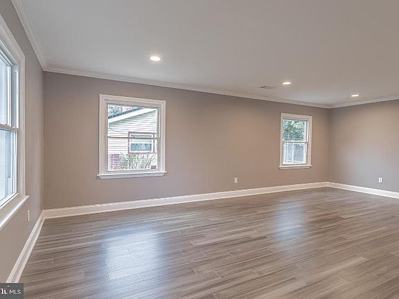 3rd image of 23 Belhurst Ln