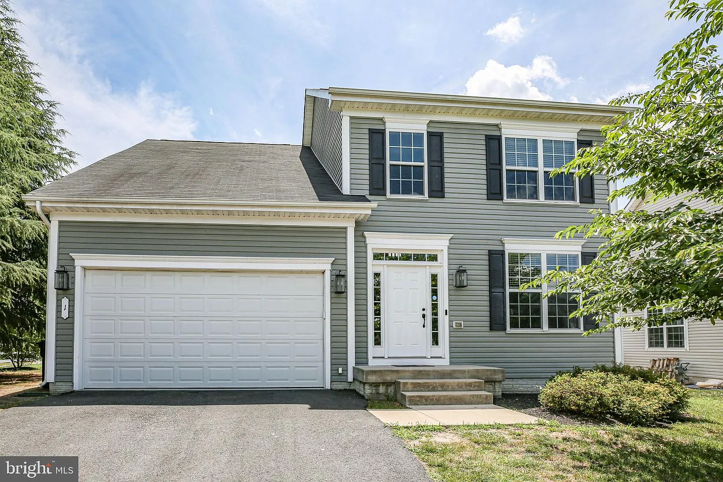 4 bed, 2.5 bath, 2206 sqft, $3,200 — Photo 2