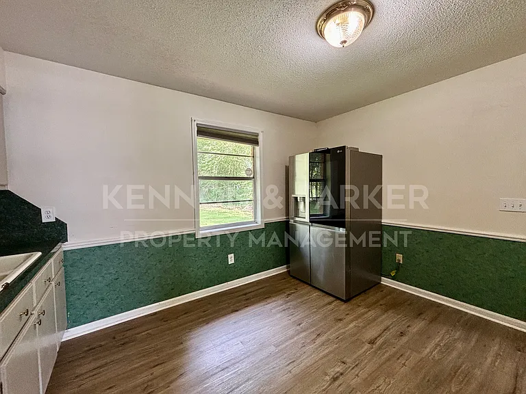 8001 Twin Chapel Dr — Photo 7