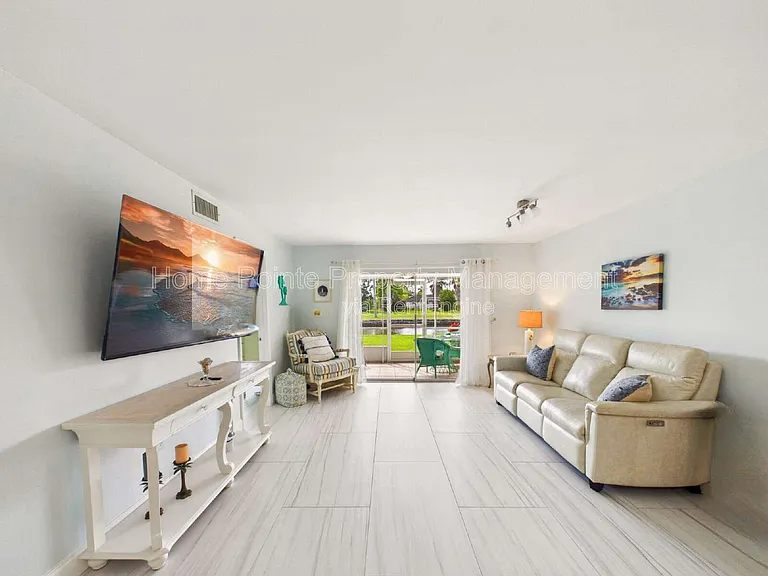 300 Valley Stream Dr #3D — Photo 2