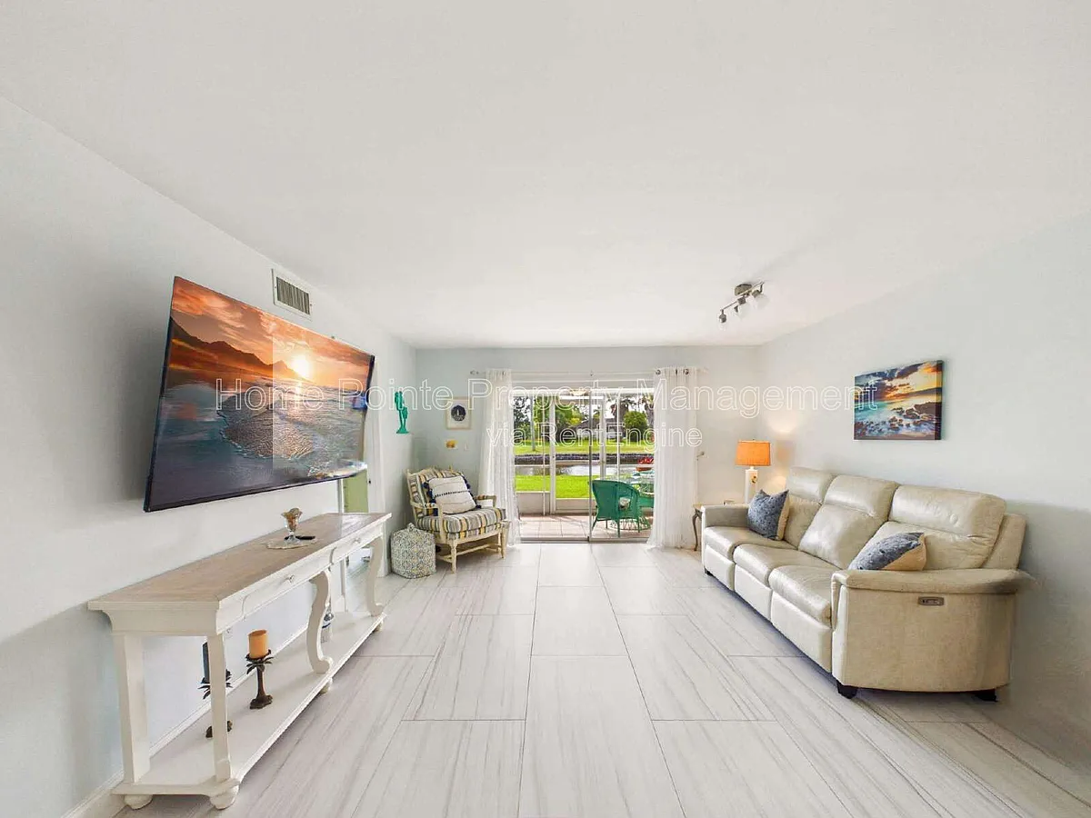 Building Photo - 300 Valley Stream Dr #3D