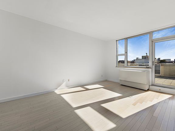 4th image of 250 Bedford Ave #157502