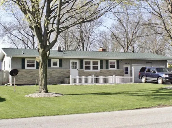 1858 Nash Dr, Saint Joseph, MI 49085
