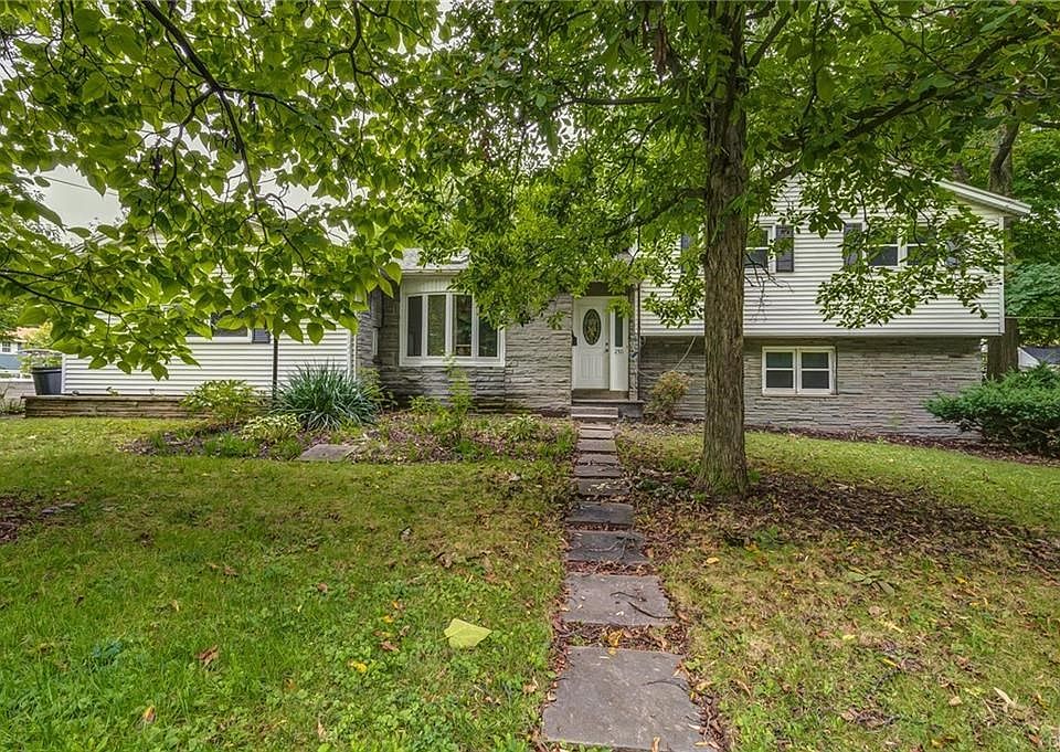 Well Built Split located in the popular Oot Meadows!