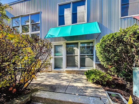 4th image of 1300 W Altgeld St #135