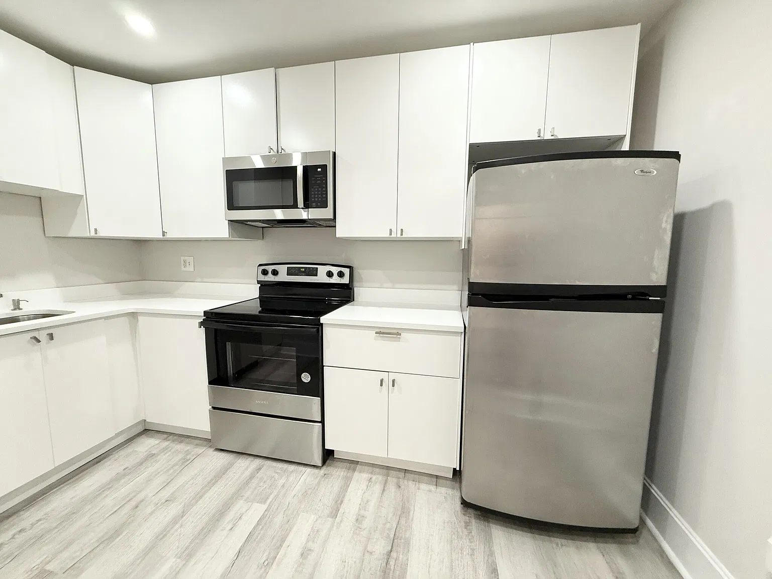 3 bed, 999 sqft, $4,200 — Photo 2