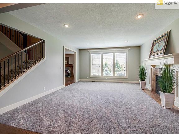 FRESHLY PAINTED IN THE NEW GREY COLOR AND NEW CARPET!