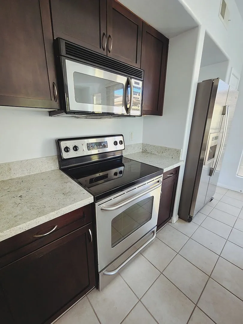 Lovely Parkside Townhome! — Photo 4