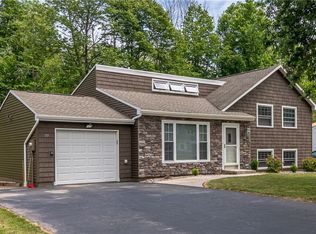 10 Thistlewood Ln, Spencerport, NY 14559