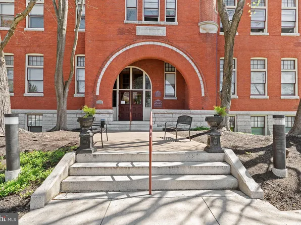 133 W Locust St APT 218, Mechanicsburg, PA 17055