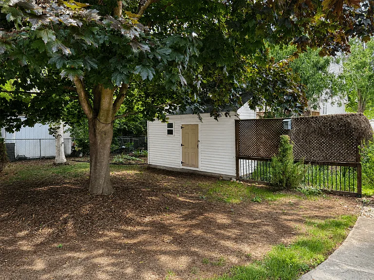 221 Burt St — Photo 23